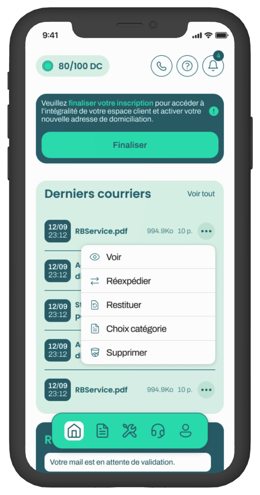 Écran iPhone affichant une messagerie avec liste de courriers et actions rapides.